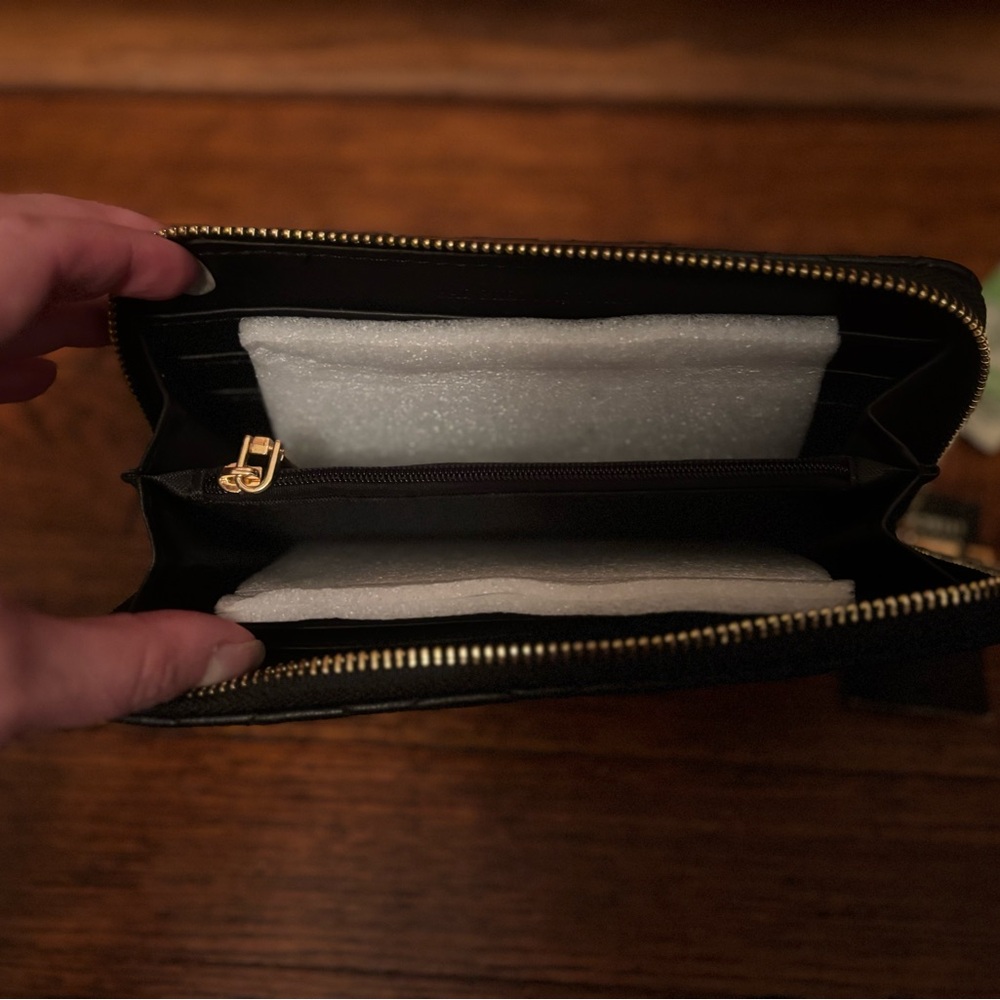 NWT Badgley Mischka Black Quilted Wallet with Gold Hardware - Picture 3 of 6